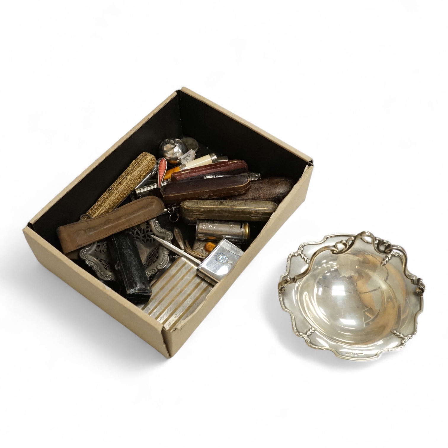 A small group of assorted small silver including a George V bonbon basket, by Docker & Burn, Birmingham, 1925, diameter 12.5cm, a George V compact by Mappin & Webb, an Edwardian card case, vesta case, two sovereign cases